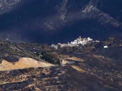 El pueblo de Dos Aguas rodeado de montes carbonizados tras los incendios.