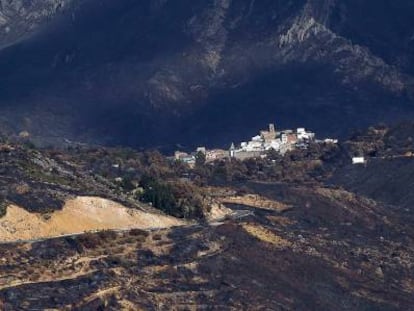 El pueblo de Dos Aguas rodeado de montes carbonizados tras los incendios. 