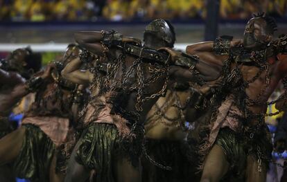 Comissão de frente da Paraíso da Tuiuti trouxe o "grito de liberdade: "Não sou escravo de nenhum senhor; Meu Paraíso é meu bastião; Meu Tuiuti o quilombo da favela; É sentinela da libertação".