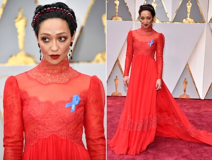 Ruth Negga, nominada por ‘Loving’, con lazo azul prendido en su Valentino rojo.