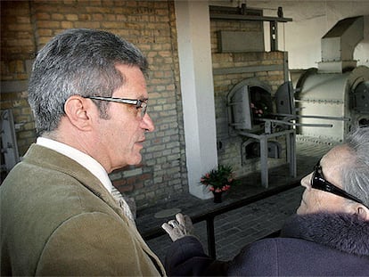 Neus Català y el político Joan Saura, frente a los hornos crematorios de Ravensbrück.