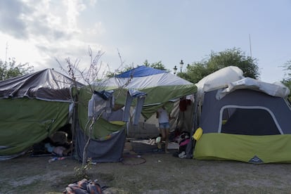 Algunas organizaciones religiosas también han habilitado espacios para cobijar a los migrantes, pero la mayoría prefiere quedarse allí, en la plaza, donde se sienten más seguros frente a la amenaza de los secuestros.