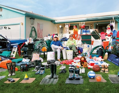 ¿Cuánto plástico tenemos en casa? La idea de sacarlo todo al exterior se le ocurrió a Boote en Colorado (EE UU). Y lo repitió ante la cámara con otras cuatro familias en distintos países. Todos los inquilinos se quedaron asombrados de la gran cantidad de este material que acumulaban en su vivienda.