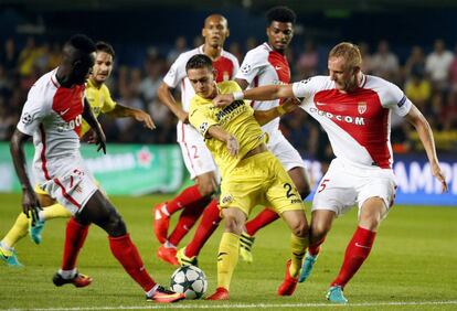 Rafael Borré, es bloqueado por jugadores del Mónaco en la ida de la fase previa de la Champions League.