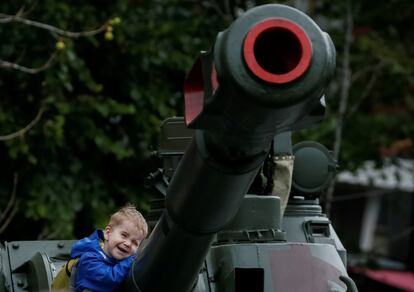 Un niño asiste a una exposición de vehículos del ejército ucraniano antes del Día de la Independencia que se celebrará el próximo 24 de agosto, en Kiev (Ucrania).