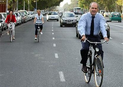 Manuel Chaves, junto a las consejeras Fuensanta Coves y Concepción Gutiérrez, en bicicleta al Palacio de San Telmo.