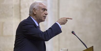 El consejero de Educación, Luciano Alonso, ayer en el Parlamento andaluz.