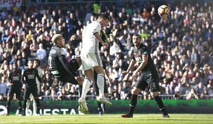Cristiano cabecea para marcar el tercer gol del Madrid.