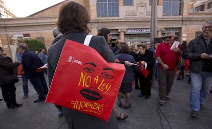 Bag reads "No to the gag law."