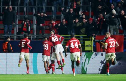 Los jugadores del Amberes celebran el tanto de Janssen.