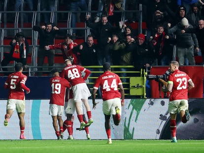 Los jugadores del Amberes celebran el tanto de Janssen.