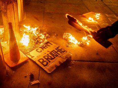 Quema de objetos en una protesta contra el racismo frente al Tribunal de Justicia de Portland (EE UU) en julio de 2020.