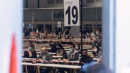 Opositores a una plaza de funcionario en un examen en Madrid.