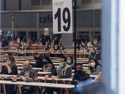 Opositores a una plaza de funcionario en un examen en Madrid en febrero de 2022.