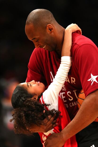 Gianna Bryant abraza a su padre, Kobe Bryant, antes de un partido con Los Angeles Lakers celebrado en Toronto en 2016.