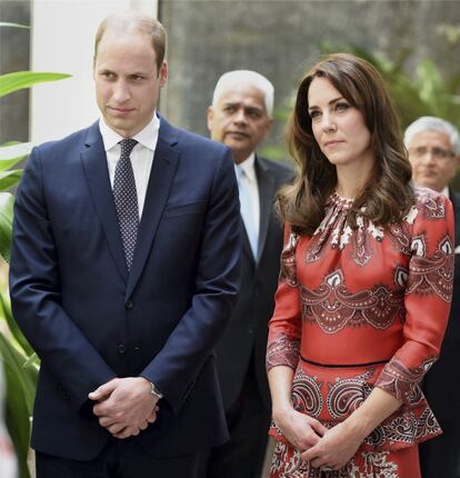 Kate, junto a su esposo, luciendo otro de los vestido inspirados en India.
