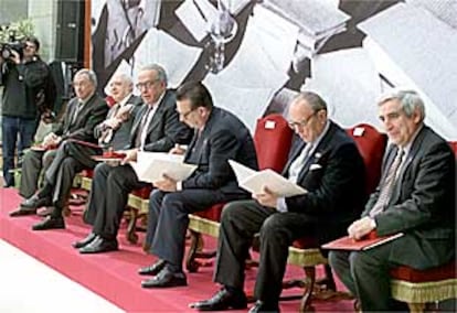 Los siete miembros de la ponencia que redactó el anteproyecto de la Constitución fueron condecorados ayer.