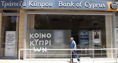 Un hombre por una oficina del Banco de Chipre, en Nicosia