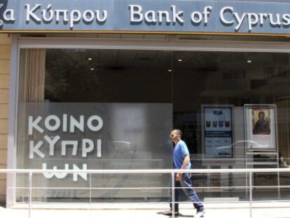 Un hombre por una oficina del Banco de Chipre, en Nicosia