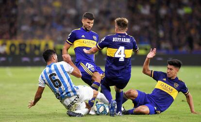 Jugadores de Boca y Atlético de Tucumán disputan la pelota en un partido de la Superliga disputado el 8 de febrero.