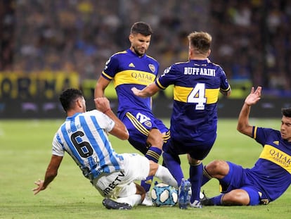 Jugadores de Boca y Atlético de Tucumán disputan la pelota en un partido de la Superliga disputado el 8 de febrero.