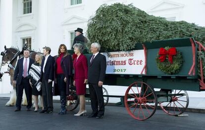 La primera dama Melania Trump y su hijo Barron Trump posan con algunos miembros de la familia del Chapman de Silent Night Evergreens, en la presentación del Árbol de Navidad de la Casa Blanca, el lunes 20 de noviembre de 2017, en la residencia presidencial en Washington (EE.UU.).
