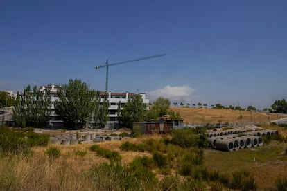 Obras junto al lugar por donde iba a transcurrir el tren de cercanías entre Móstoles y Navalcarnero en la entrada a Navalcarnero en Madrid.