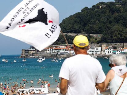 Concentración de familiares de presos de ETA celebrada en las playas de San Sebastián el pasado 5 de agosto.