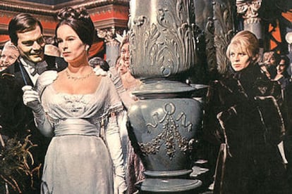 Omar Sharif, Geraldine Chaplin y Julie Christie (de izquierda a derecha), en una imagen de <i>Doctor Zhivago,<i> de David Lean.