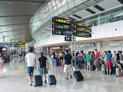 Decenas de viajeros en el aeropuerto de Valencia.