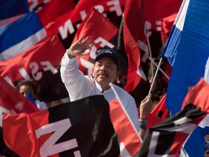 Daniel Ortega saluda a su llegada a la celebración del 39 aniversario de la Revolución Sandinista.