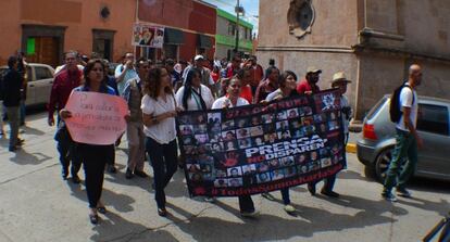 Reporteros protestan en Silao por la agresi&oacute;n a Karla Silva.