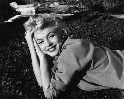 Marilyn Monroe posa en una playa en 1954.