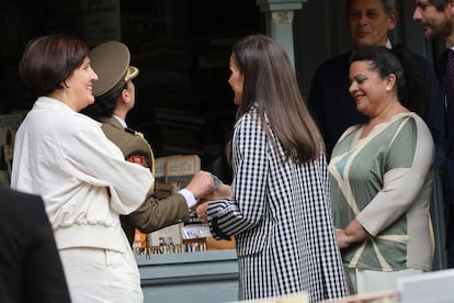 La reina Letizia en una de las casetas de la Cuesta de Moyano.