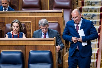 La secretaria general del PP, Cuca Gamarra; el presidente del Partido Popular, Alberto Núñez Feijóo, y el portavoz de la formación en el Congreso, Miguel Tellado, en el hemiciclo, el jueves 4 de julio.