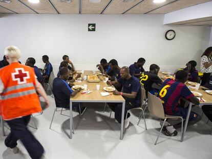 La Creu Roja atén els migrants arribats aquesta setmana a Barcelona. 