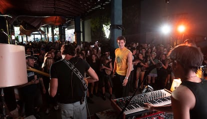 Aron Piper y su público durante su 'showcase' en el CUPRA City Garage Madrid.