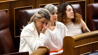 Yolanda Díaz, vicepresidenta segunda del Gobierno, se emociona  por el homenaje del presidente Sánchez a su padre, Suso Díaz.  Díaz sigue la comparecencia de Sánchez desde la bancada de Sumar y no en su escaño azul como miembro del Ejecutivo.
