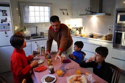 Una familia desayuna en la cocina de su casa en Madrid.