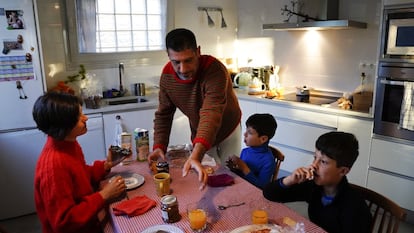 Una familia desayuna en la cocina de su casa en Madrid.