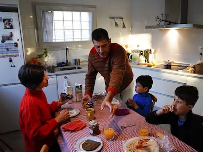 Una familia desayuna en la cocina de su casa en Madrid.