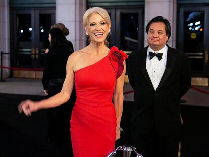 Kellyanne Conway, junto a su esposo, George Conway, llegando a una cena previa a la toma de posesión del cargo de Donald Trump, el 19 de enero de 2017.