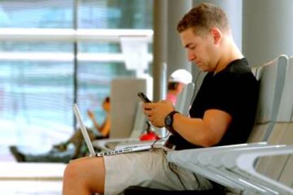 Aena ofrece Wifi gratuito en sus aeropuertos, un servicio administrado por Eurona. 