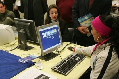 Una joven de Dos Hermanas, Sevilla, participa en el referéndum electrónico.