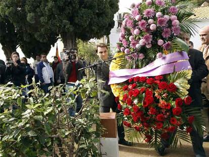 El alcalde de Paterna, Lorenzo Agustí, izquierda, contempla cómo los operarios depositan una corona de flores con los colores de la República.