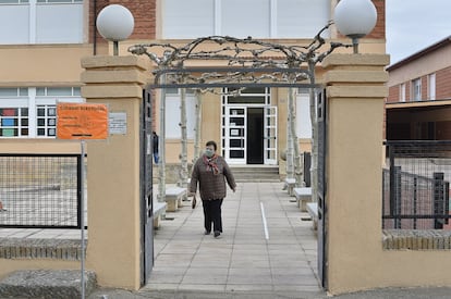 Una mujer sale de un colegio electoral de Burgo de Osma, Soria.