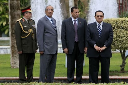 Zakaria Azmi, segundo por la izquierda, con Mubarak en 2008 en El Cairo.