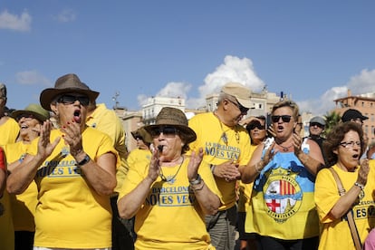 Vecinos con silbatos y camisetas donde se lee "Barceloneta no es ven" , "La Barceloneta no está en venta".