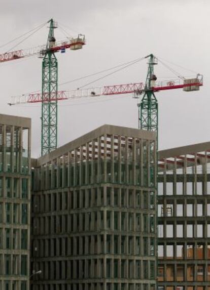 Gruas en un edificio en construcción en Sevilla