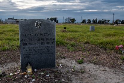 Tumba de Charley Patton, la voz del Delta (Holly Ridge, Misisipi).